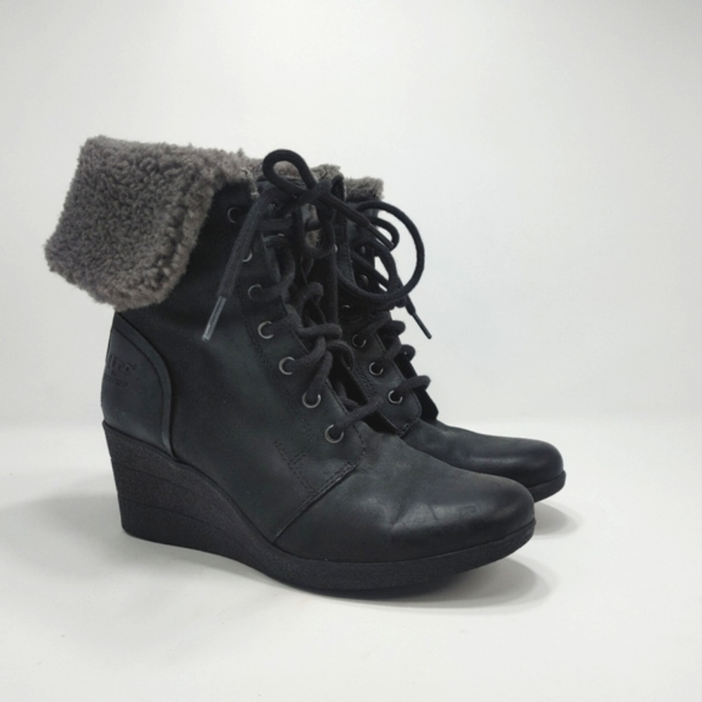 UGG Australia Zea Black Leather Waterproof Boots Wedge Shearling Lace Up Size 7